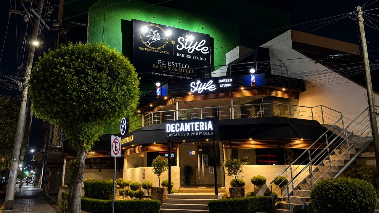 Fachada de Style Barber Studio de noche